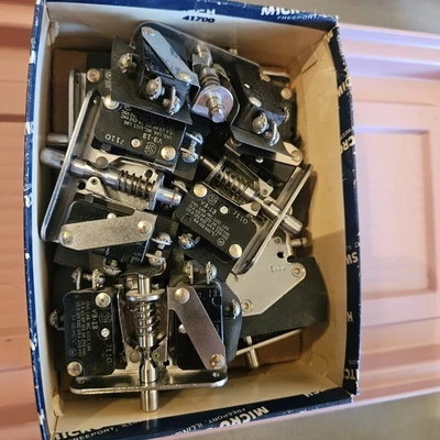 Microinterruptor 4AC6 Interruptor Bloqueo de Seguridad N.O./N.C. Lote 9 de montaje de tornillo de varilla SPDT Foto 1 de 4