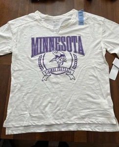 Women's NFL MN Vikings Ivory/Purple V-neck Short Sleeve Shirt NWT - Picture 1 of 12