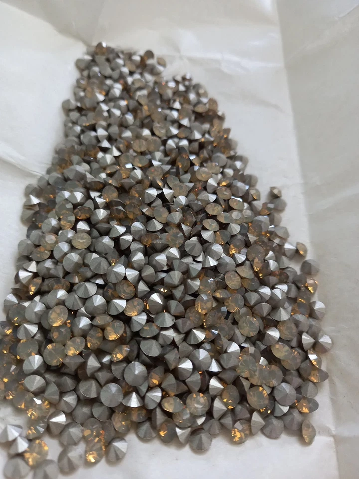 Swarovski Art.1028 SS19 Sand Opal Round Stones foiled 100pc. - Image 1 of 4