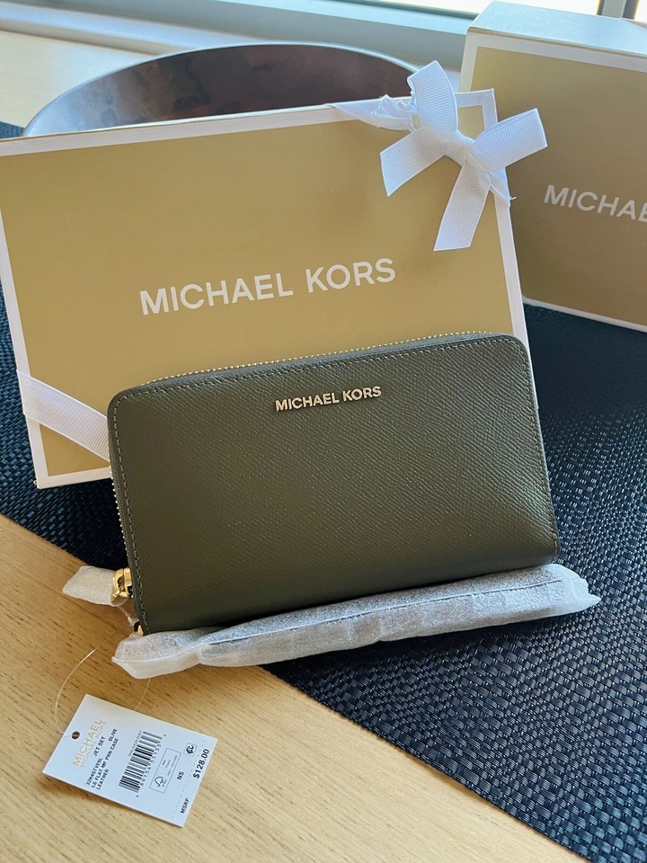 BRAND NEW MICHAEL KORS LARGE SMARTPHONE WRISTLET (AUTHENTIC FROM US) - image 1 of 4