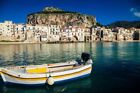 altes Boot, das in einem schnen Hafen am Strand von Cefal, Italien, treibt (34