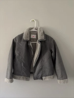 Chaqueta de gamuza sintética gris The Children’s Place Girls con ribete de piel sintética mediana 7/8 Foto 1 de 4