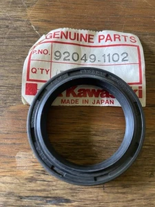 Sello de aceite de horquilla Kawasaki NOS NUEVO 92049-1102 KZ KZ1000 LTD Police - Imagen 1 de 2