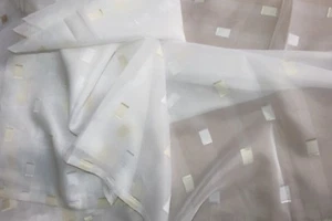 Tenda in rete voile bianco tessuto con quadrati oro 160x180 cm (63x71") - Foto 1 di 5