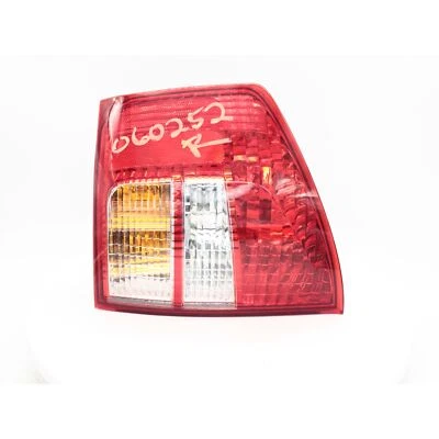 Número de pieza de montaje de luz trasera Isuzu Axiom RR 2002 - 8972371004 Foto 1 de 4