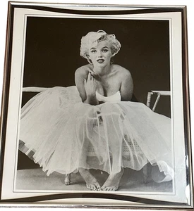 Marilyn Monroe in weißem Kleid silber Metallrahmen schwarzweiß Wandposter Größe 20"Hx17"B - Bild 1 von 10