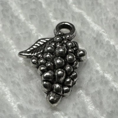 Silver Metal Alloy Grape Cluster Charm 10 Pieces - Imagem 1 de 3
