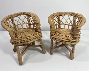 Dos muebles de muñeca tamaño Barbie sillas de patio vintage mimbre ratán tejido - Imagen 1 de 8
