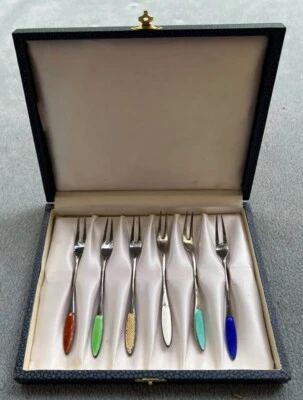 Набор из шести эмалированных вилок Hors d'oeurve из чистого серебра - Мексика от Codan - Изображение 1 из 4