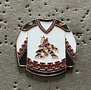 Phoenix Coyotes White Jersey NHL Hockey Pin - Imagen 1 de 2