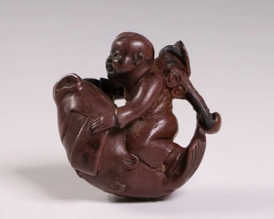 Figura Inro Ojime Netsuke con motivo de pez koi de resina japonesa y niño chino de 1,77 pulgadas Foto 1 de 4