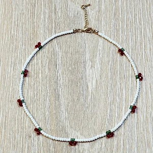 Gargantilla pequeña cereza micro cuentas collar con detalles rojos y verdes - Imagen 1 de 4