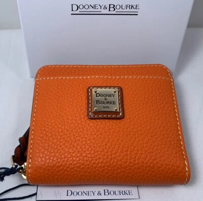 Cartera Dooney & Bourke Grano Guijarro Pequeña Cremallera Alrededor Color Clementina Foto 1 de 4