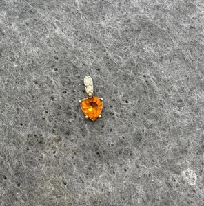 Delicado Colgante Corazón Naranja Estrás Tono Plata Joyería de Moda Sin Marca - Imagen 1 de 2