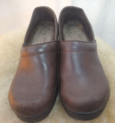 Dr SCHOLLS WOMANS CLOGS LEATHER SLIP ON WORK SHOE SLIP RESISTENT SIZE 8.5 BROWN - Image 1 of 4