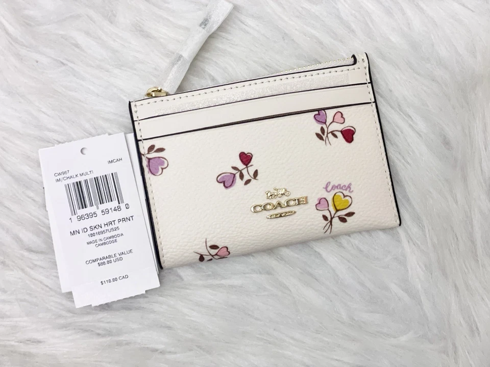 Mini estojo de identificação magro Coach CW967 com estampa de coração dourado/giz $88 - Imagem 1 de 4