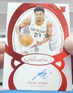 Autografo Yves Missi 2024-25 bozza impeccabile gemme rubino RC Rookie #/15 - Foto 1 di 1