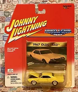 Johnny Lightning 1967 Olds 442 Muscle Cars USA Collection 1:64 Diecast Yellow - Picture 1 of 3