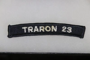 ORIGINAL EE. UU. NAVY UNIFORN HOMBRO TÍTULO PESTAÑA TRAON 23 ENTRENAMIENTO SQN BORDE MERROWED - Imagen 1 de 1