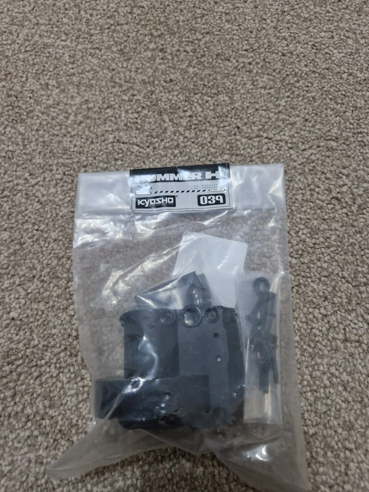 DEAGOSTINI BUILD YOUR OWN HUMMER H1 RC CAR #39 CENTRE GEAR COVER + GEAR MOUNT - Image 1 of 1