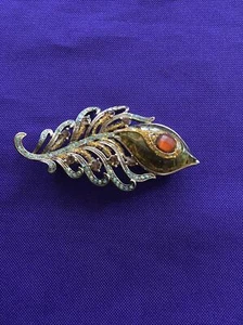 Vintage Gold Tone LC Brooch Peacock Feather Leaf Rhinestones Green Amber - Picture 1 of 6