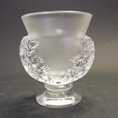 LALIQUE, Vase Saint-Cloud en cristal dépoli, signé, H. : 11.5 cm - Photo 1/4
