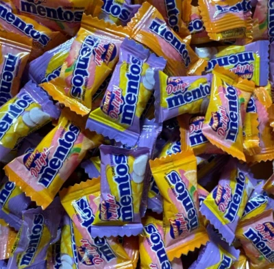 Caramelo masticable MENTOS Fruity Delight, naranja melocotón, taro de mango, tamaño divertido (2 libras) Foto 1 de 2