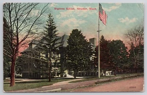 ESCUELA BIGLOWE, NEWTON MASSACHUSETTS, ESCUELA CON POSTAL BANDERA AMERICANA c. 1920 - Imagen 1 de 2
