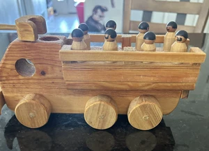 Camión de juguete de madera vintage hecho a mano del ejército con clavija soldados - arte popular de 10" de largo - Imagen 1 de 9