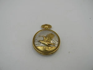 Vintage Gold Eagle Taschenuhr - Bergszene Relief - Quarz Batterie funktioniert - Bild 1 von 4