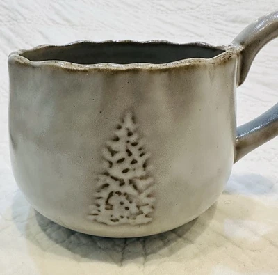 Taza de vacaciones Hearth & Hand 13,5 OZ Stoneware DEBOSSED TREE Magnolia SOUR.CREAM Foto 1 de 4