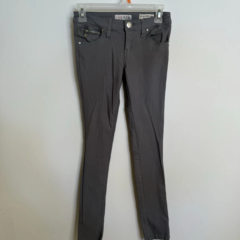 "Pantalones elásticos grises de tiro bajo súper ajustados talla 26"" Guess para mujer" Foto 1 de 4