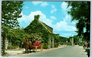 City Gate & Oldest School in USA St Augustine FL Horse & Buggy Chrome Postcard - Bild 1 von 2