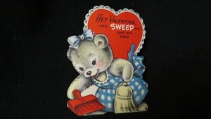 Tarjeta de San Valentín vintage Lady Bear barriendo el suelo c. 1940s - Imagen 1 de 2