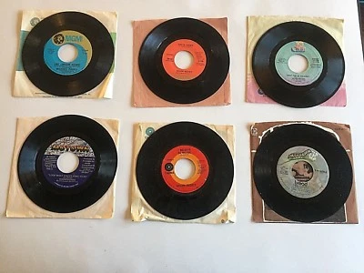 6 45rpm Records - Commodores, Helen Reddy, Bread, Michael Parks, McCann (#105) - Image 1 of 4