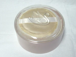 Polvo de polvo perfumado sedoso vintage VANDERBILT 4 OZ NUEVO DE STOCK Cosmair años 70 - Imagen 1 de 5