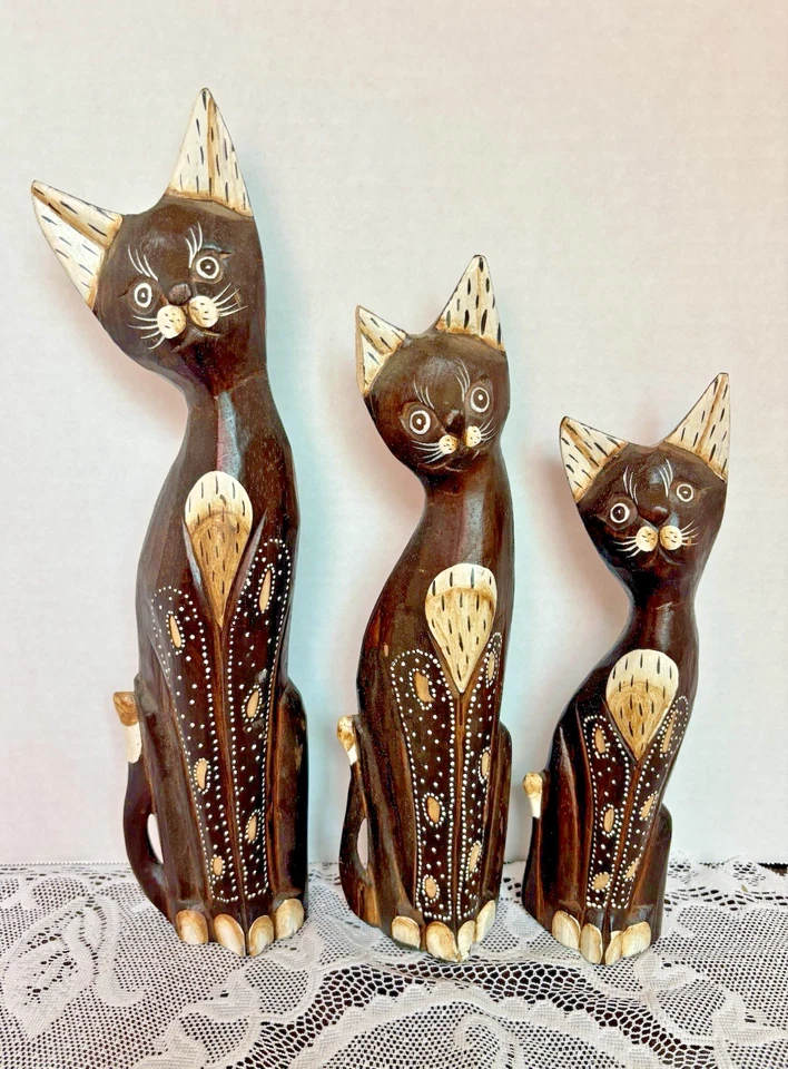 Juego de 3 estatuillas de gato de madera balinesa Albesia talladas a mano pintadas 10"-13" Foto 1 de 4