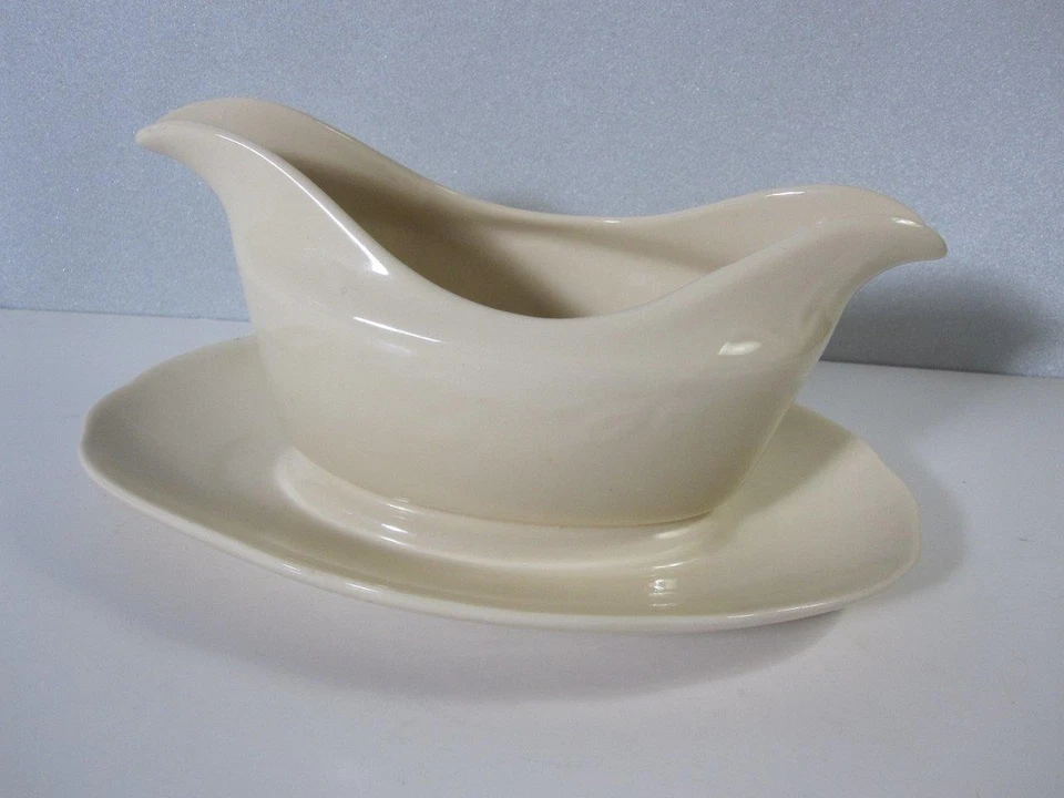Johnson Brothers Gravy Boat con placa adjunta beige patrón de hojas elevadas caño Dbl Foto 1 de 1