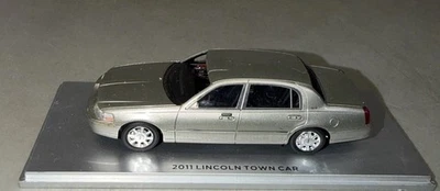 Luxury Collectibles 1/43 2011 Lincoln Town Car Silver Birch Rare - Image 1 of 4