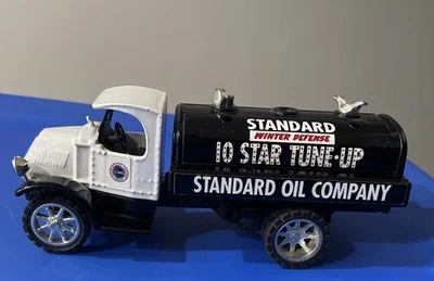 Banco de monedas diecast Standard Oil 1935 Mack Tanker "10 Star Tune-Up" hecho en EE. UU. Foto 1 de 4