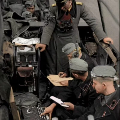 1/35 Scale Generals and Signal Soldiers 4 Figures Model Kit Resin Printed - Image 1 of 2