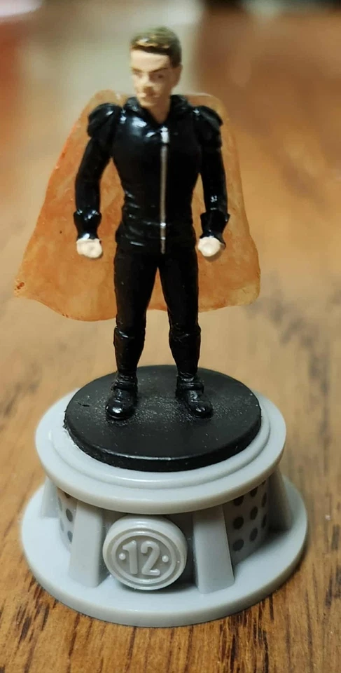 Мини-фигурки Голодных игр ~ Редкий Пит с Плащом Огня - Изображение 1 из 1