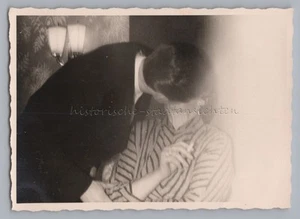 Mann küßt Frau mit Zigarette 1958 - Altes Foto 1950er - Picture 1 of 2