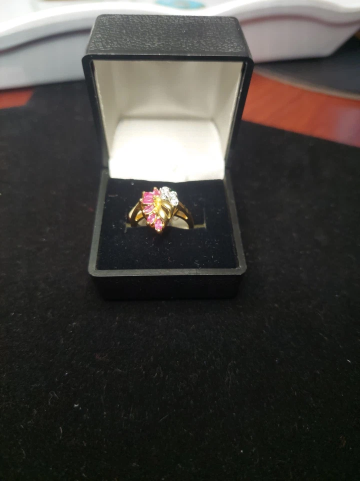 Anillo de cóctel rubí rosa genuino de alta gama en tono dorado con detalles de circonita talla 5 Foto 1 de 4