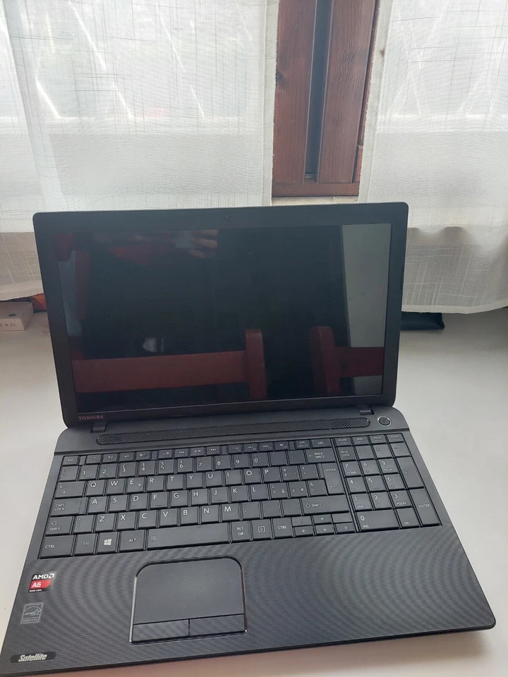 computer portatile usato toshiba, processore AMD A6 Quad - Core, colore nero. - Immagine 1 di 4