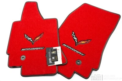 Alfombrillas rojas Chevrolet Corvette C7 con banderas negras y raya 32 oz UpGrade Foto 1 de 4