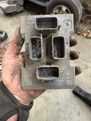 ✅99-06 NBS Chevy Silverado GMC COMBINACIÓN LUZ TRASERA BLOQUE DE CONEXIONES 15031996 OEM Foto 1 de 4