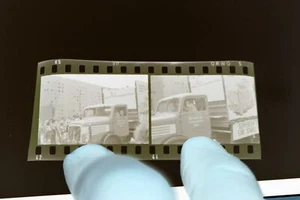 zwei alte Negativbilder Oldtimer LKW, Festumzug  VEB Schlacht- u- Verarb. Plauen - Picture 1 of 5