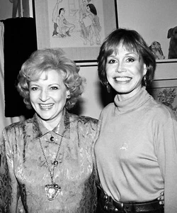 The Mary Tyler Moore Show Betty White Cast 5x7 Glossy Photo - Picture 1 of 1