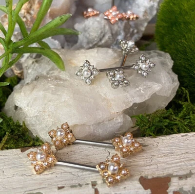 PAR de anillos para pezones con extremos de flores pavimentados de perlas y cristales escudos barras de colección Foto 1 de 2
